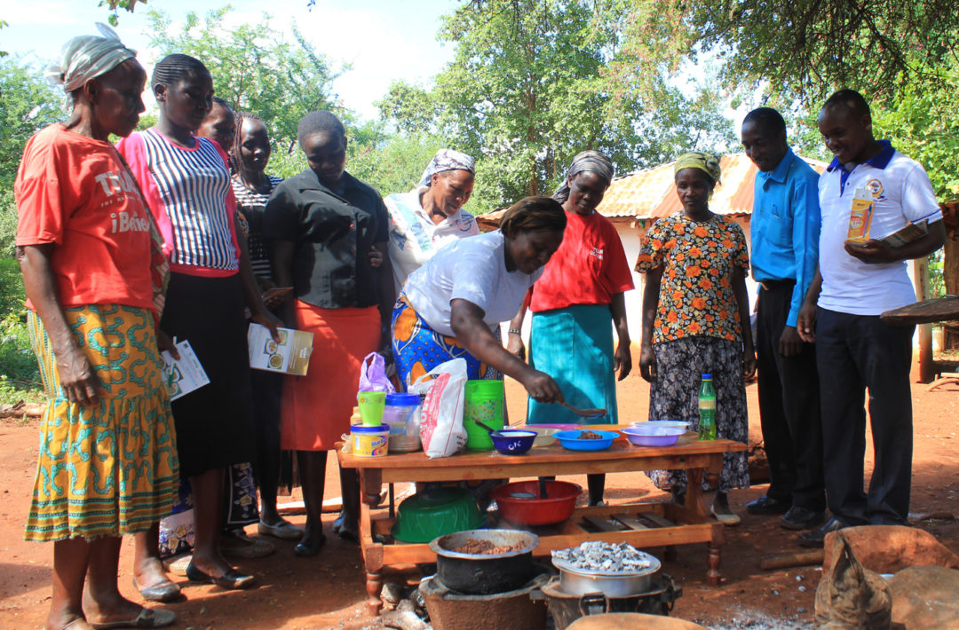 Egina Kaigongi conducting a class in Kaguswani village, Kenya. Photo: Eleanor Nekesa, ICRISAT